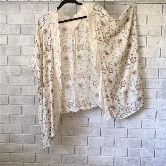 Over your shoulder shawl - Picture 2 of 5